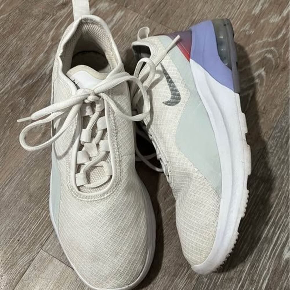 Nike Air Max Motion 2 Women’s Sneakers Size 6.5